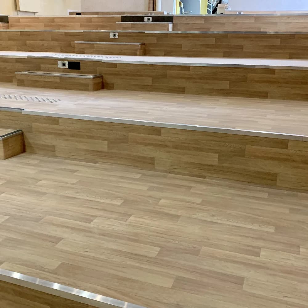 Amphithéâtre, PVC en lés, clous podotactiles, nez de marche