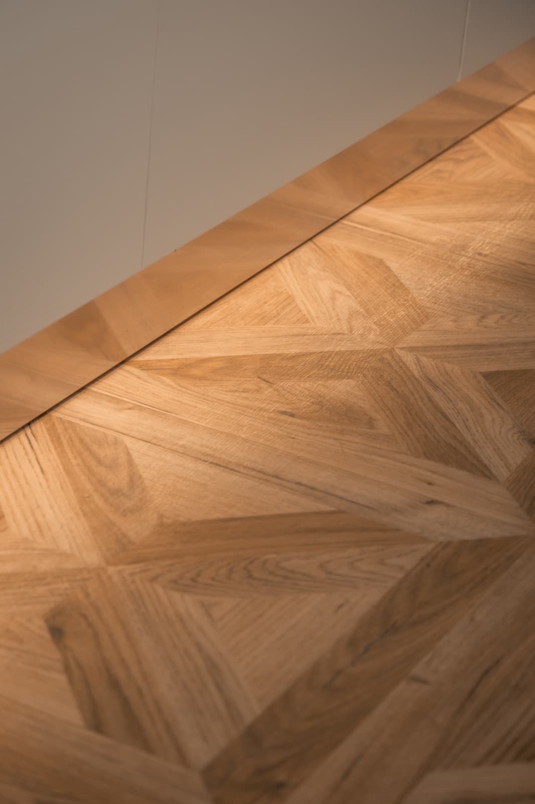 Détail d'un parquet géométrique posé par CB Sols, motif chêne losanges