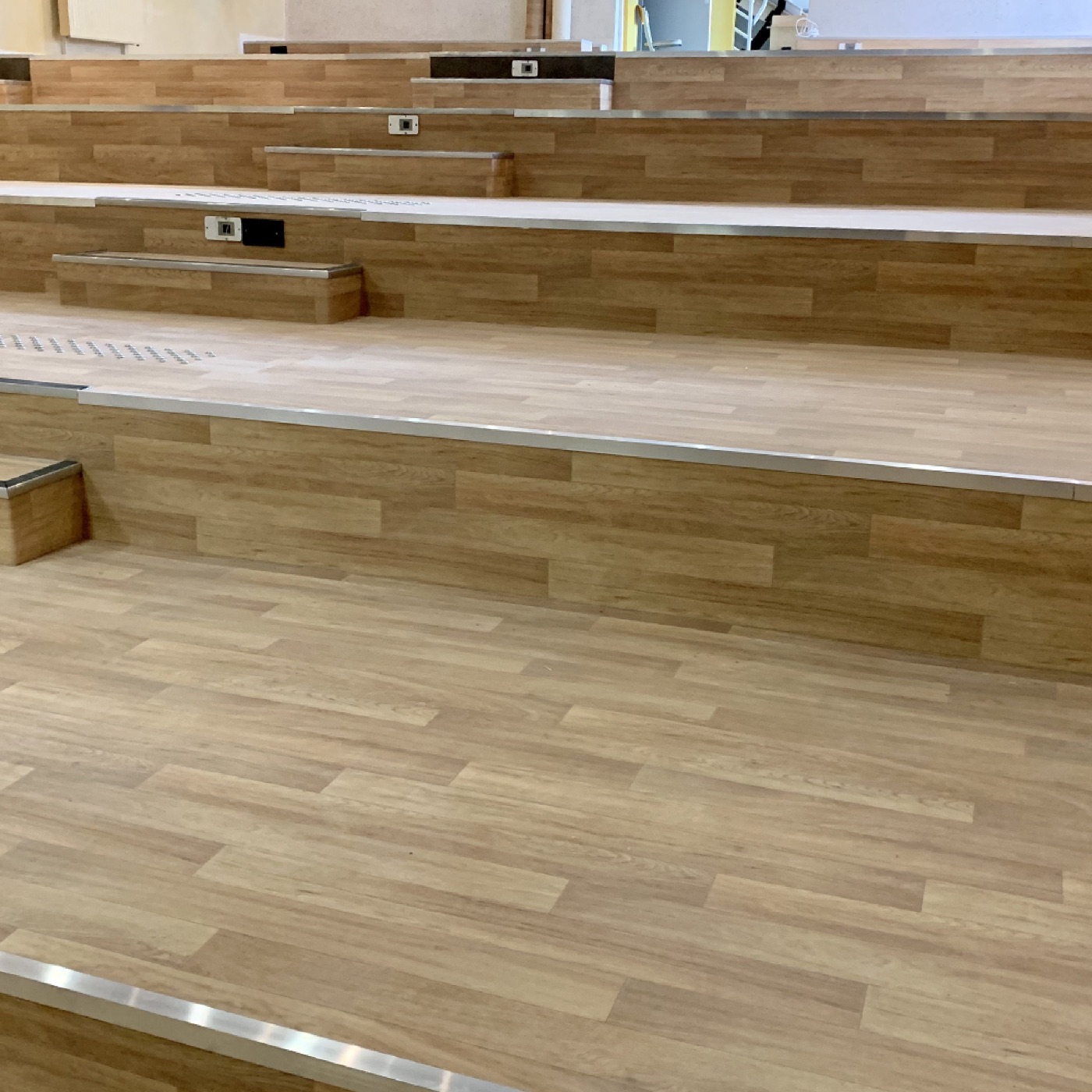 Amphithéâtre habillé en PVC en lés avec nez de marche aluminium
