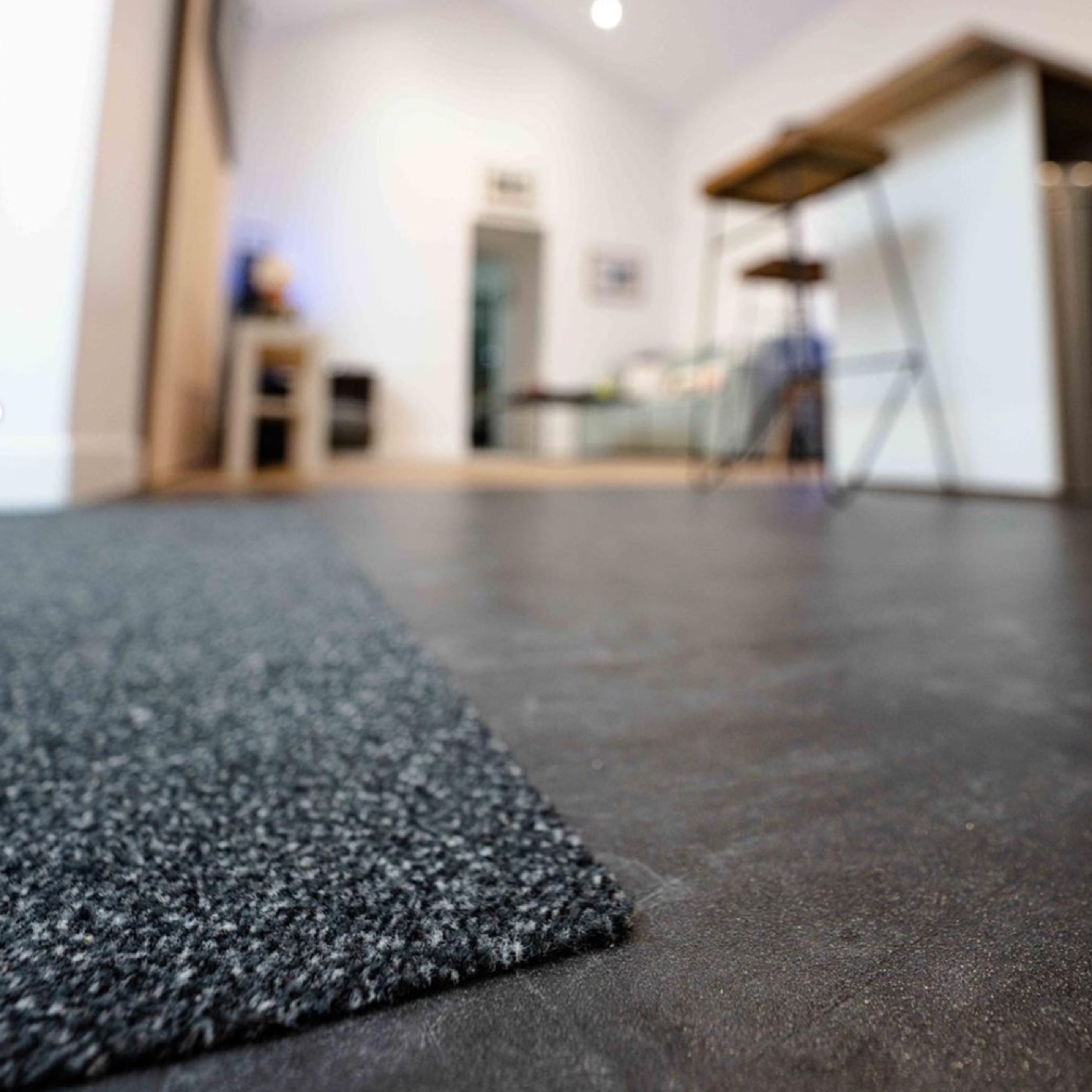 Séparation salon / cuisine et incrustation d'un tapis d'accueil