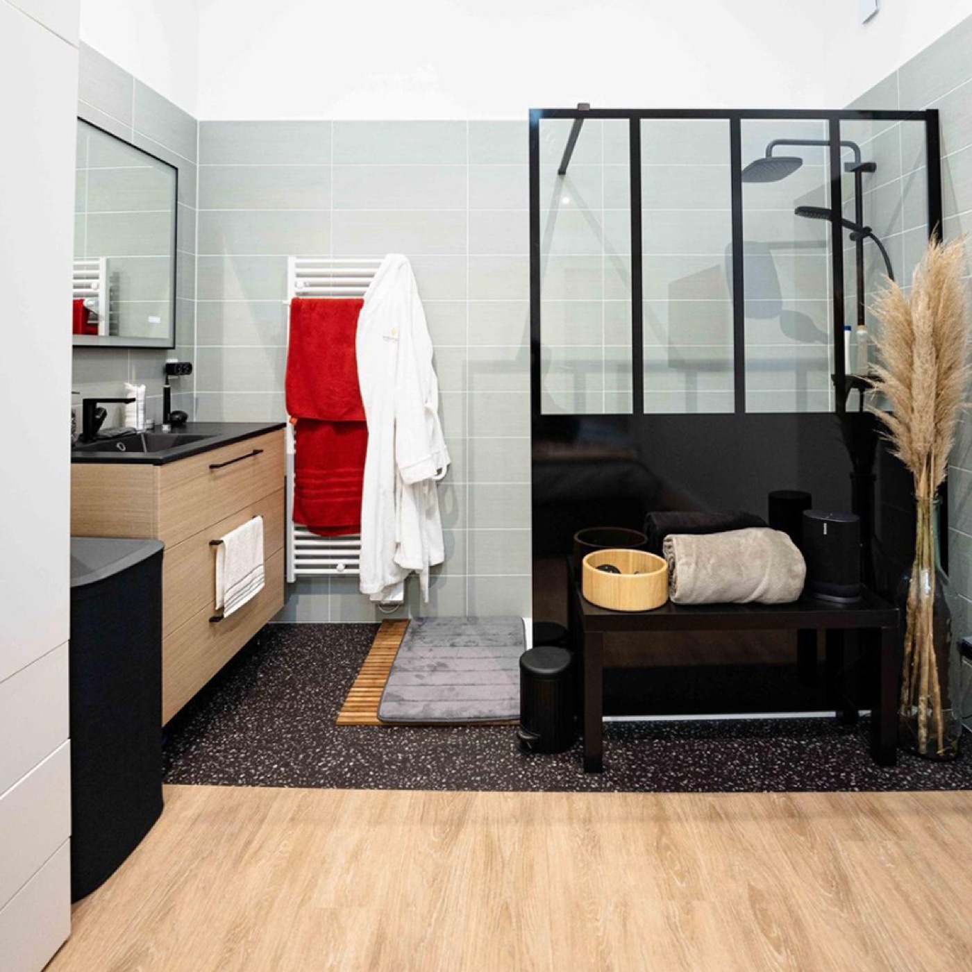 Salle de bain, lames imitation bois et dalles terrazzo