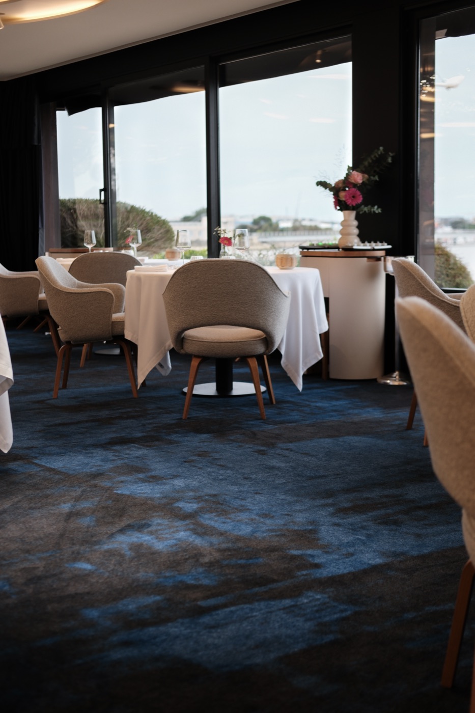 Sol moquette, salle gastronomique étoilée