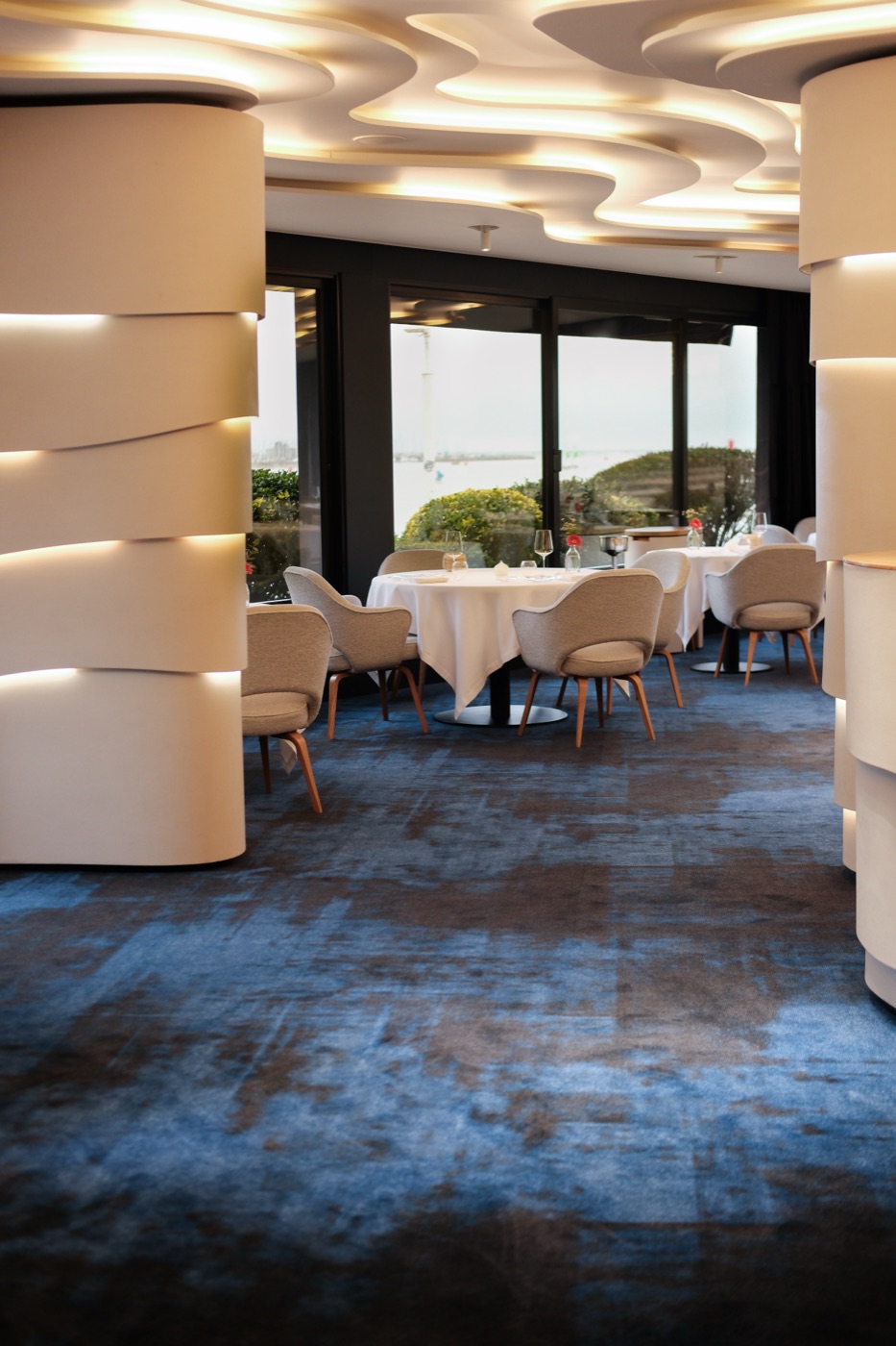 Salle et tables, détail de la pose