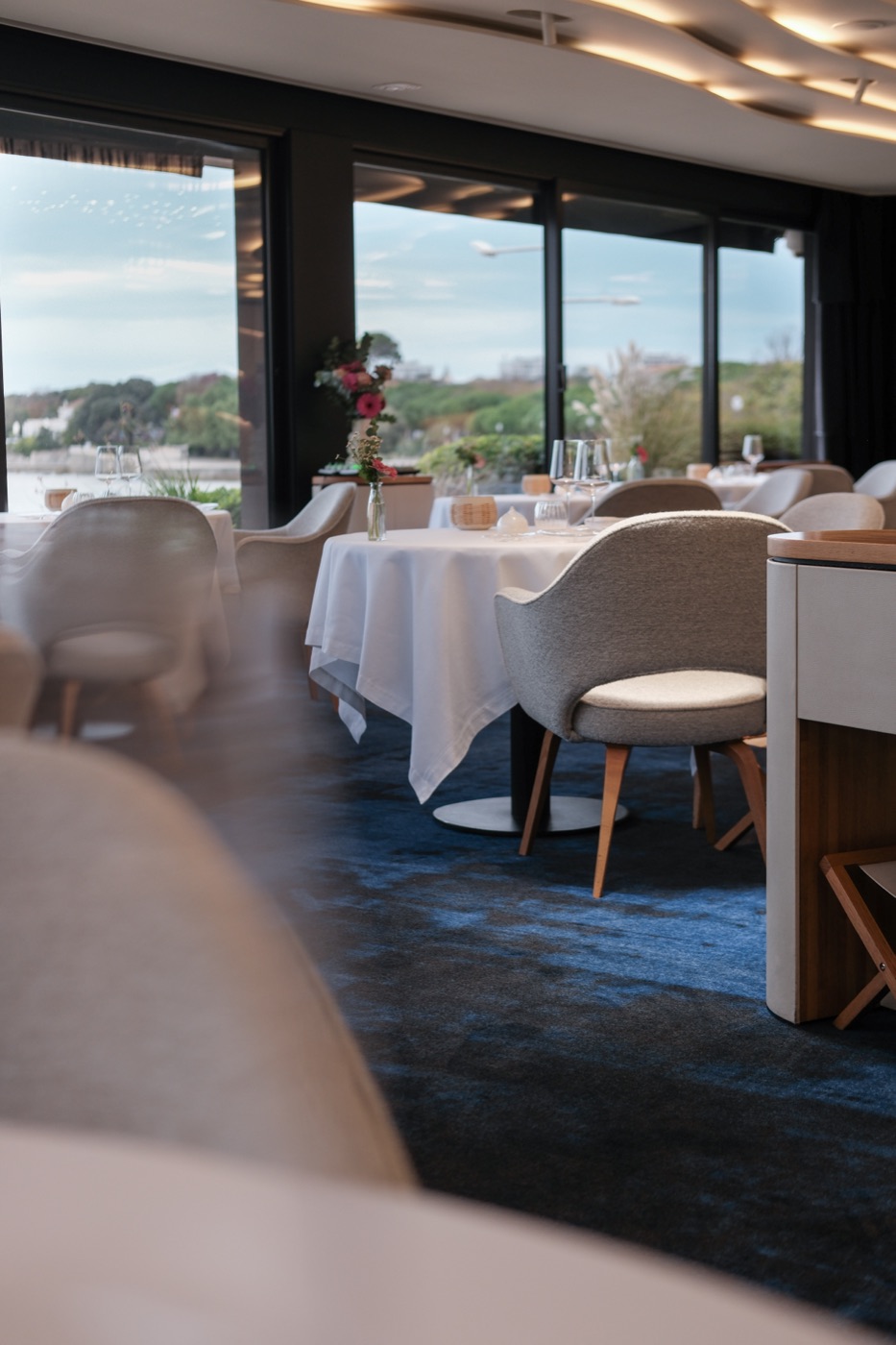Vue d'ensemble de la salle du restaurant étoilé