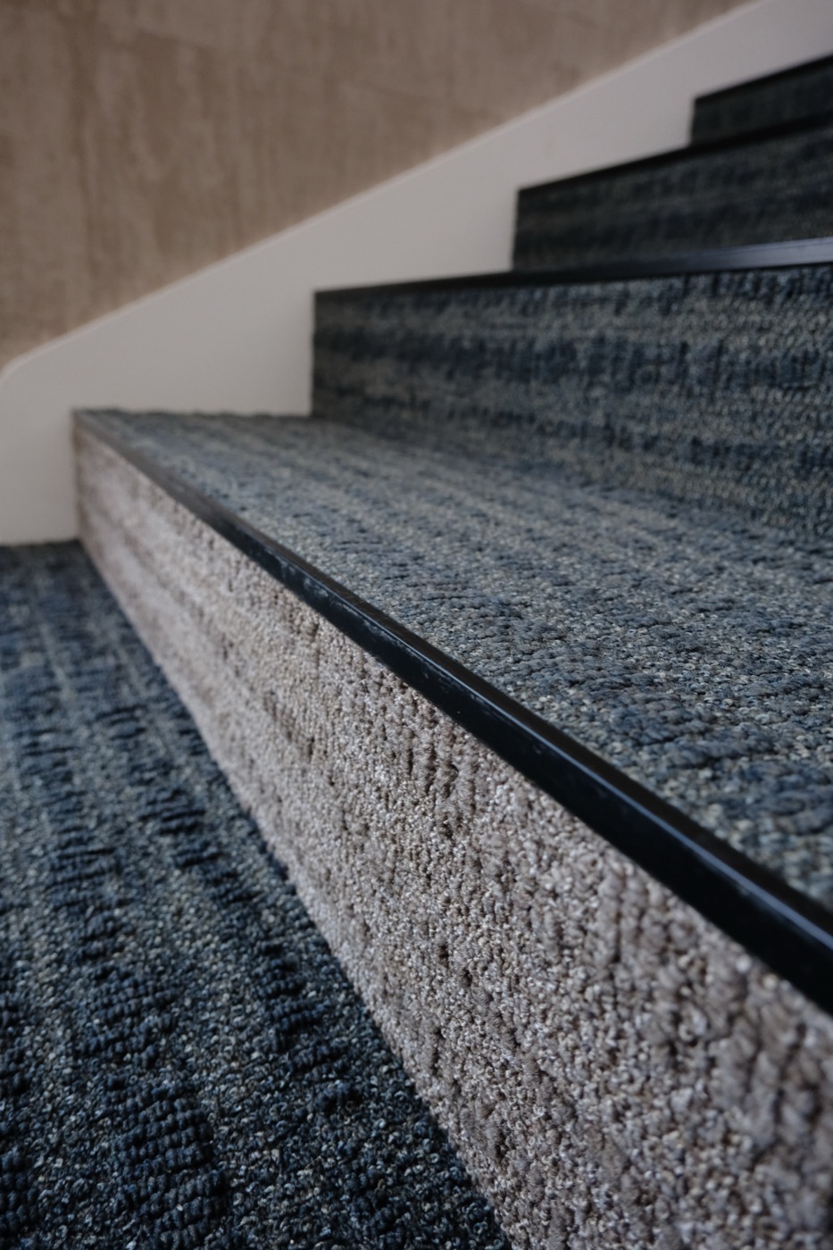 Pose moquette et nez de marche, circulation