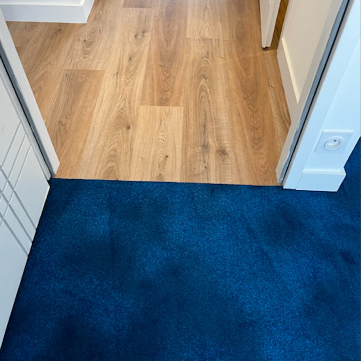 Détail de la finition moquette / lames PVC