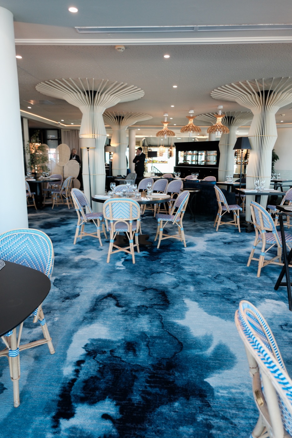 Salle du bistro et son mobilier sur la nouvelle moquette