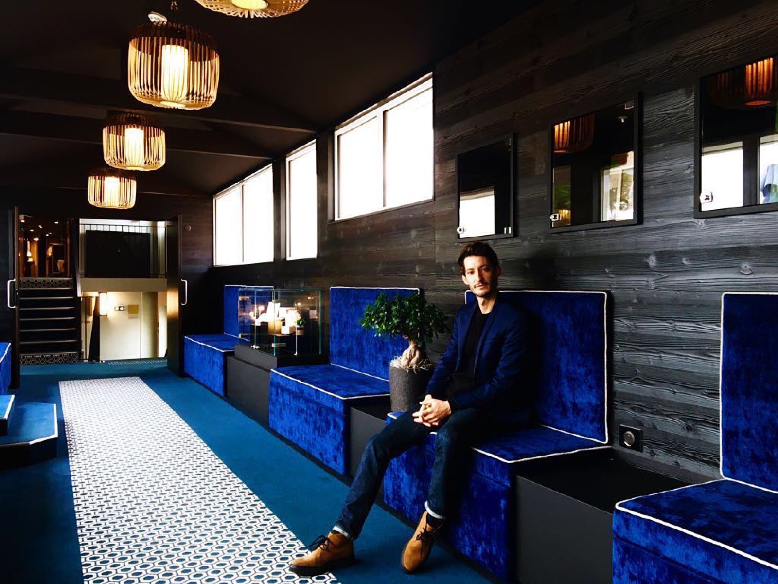 Salon d'accueil de l'hôtel, vue en perspective sur la moquette à motifs et le tapis nid d'abeille