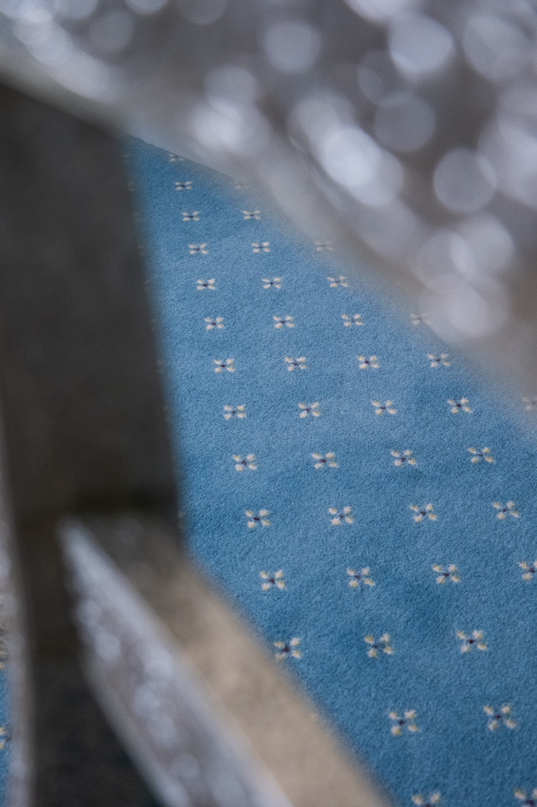 Zoom sur le motif tufté de la moquette posée à l'étage