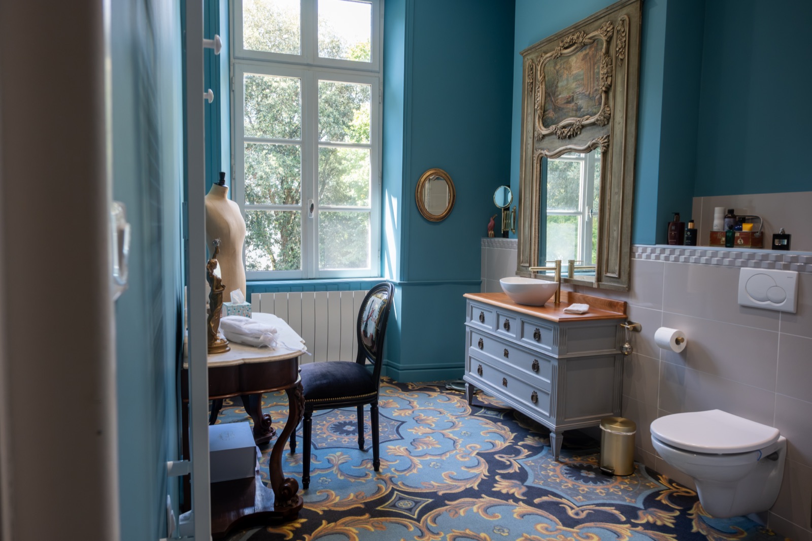 Salle d'eau, moquette tissée à motifs baroques sur l'ensemble du sol