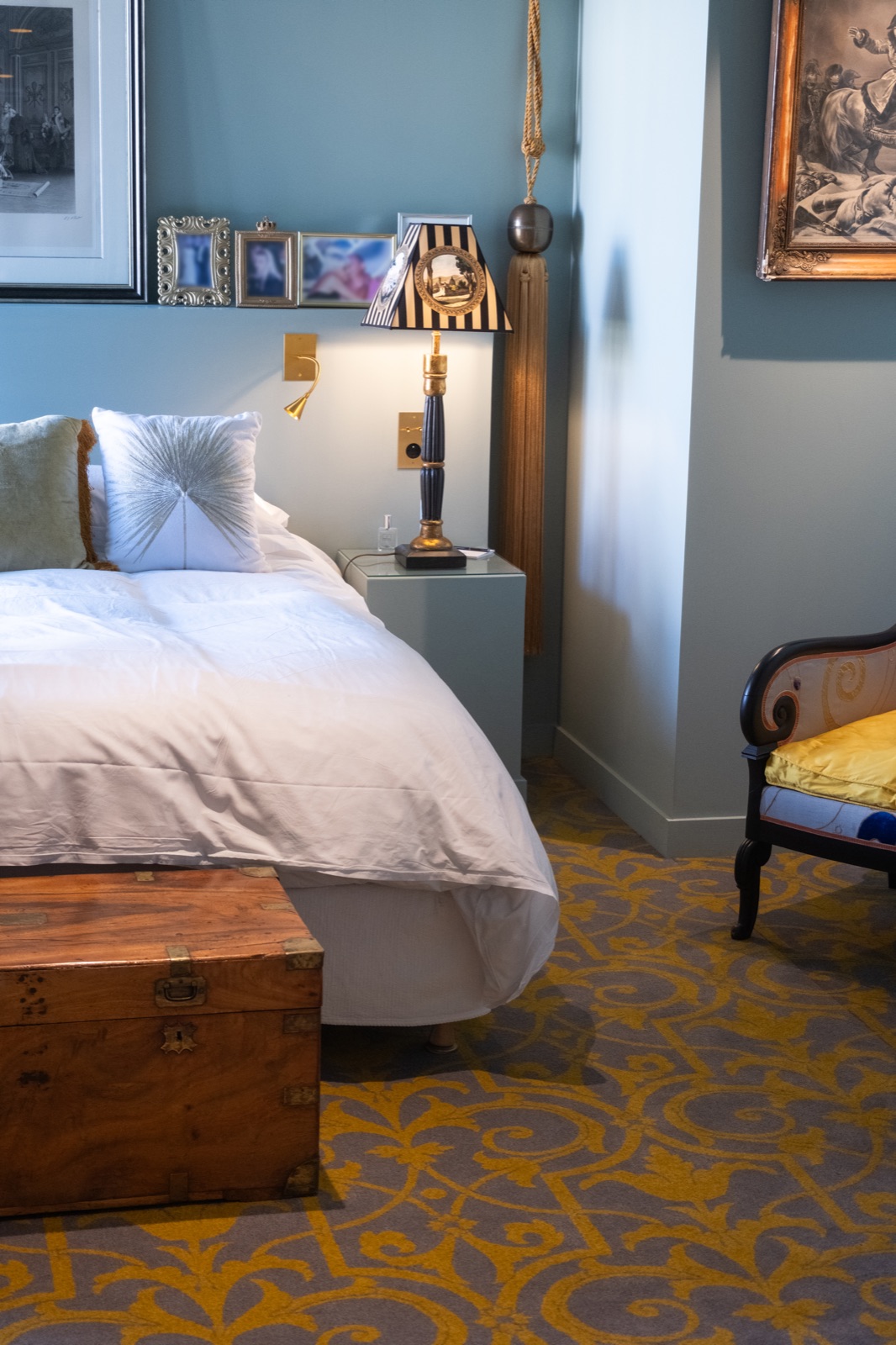 Chambre, moquette ornementale à motifs jaunes sur fond gris