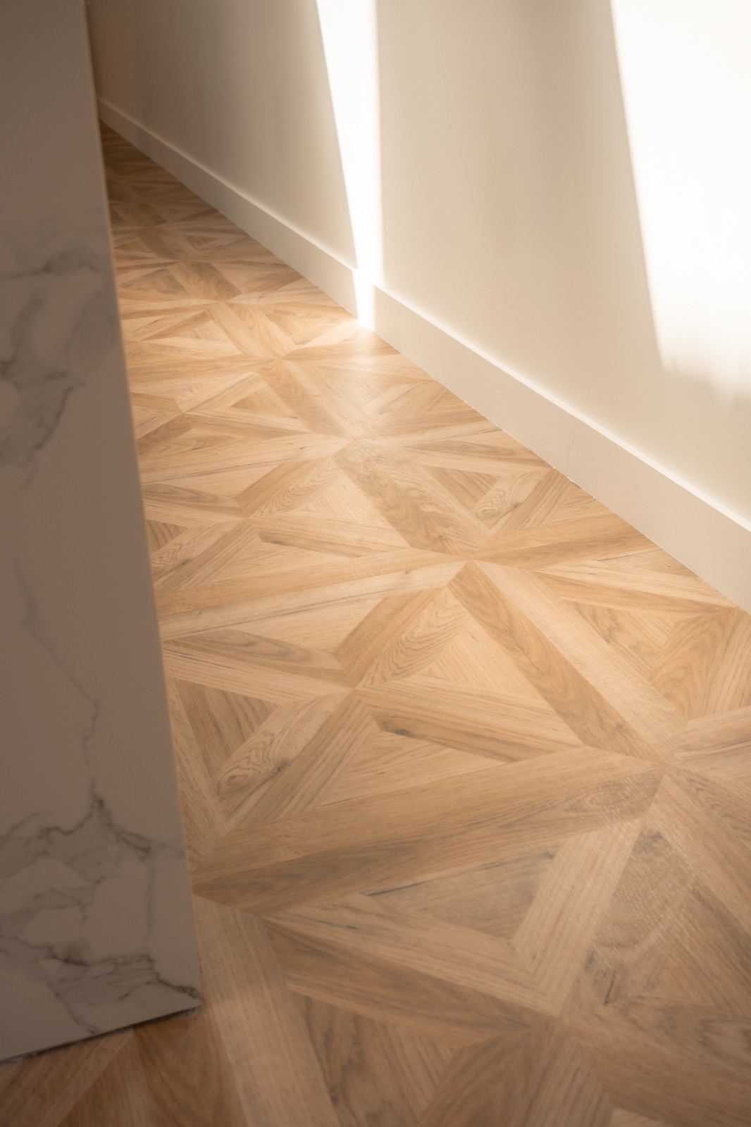 Couloir, sol PVC géométrique éclairé en lumière rasante