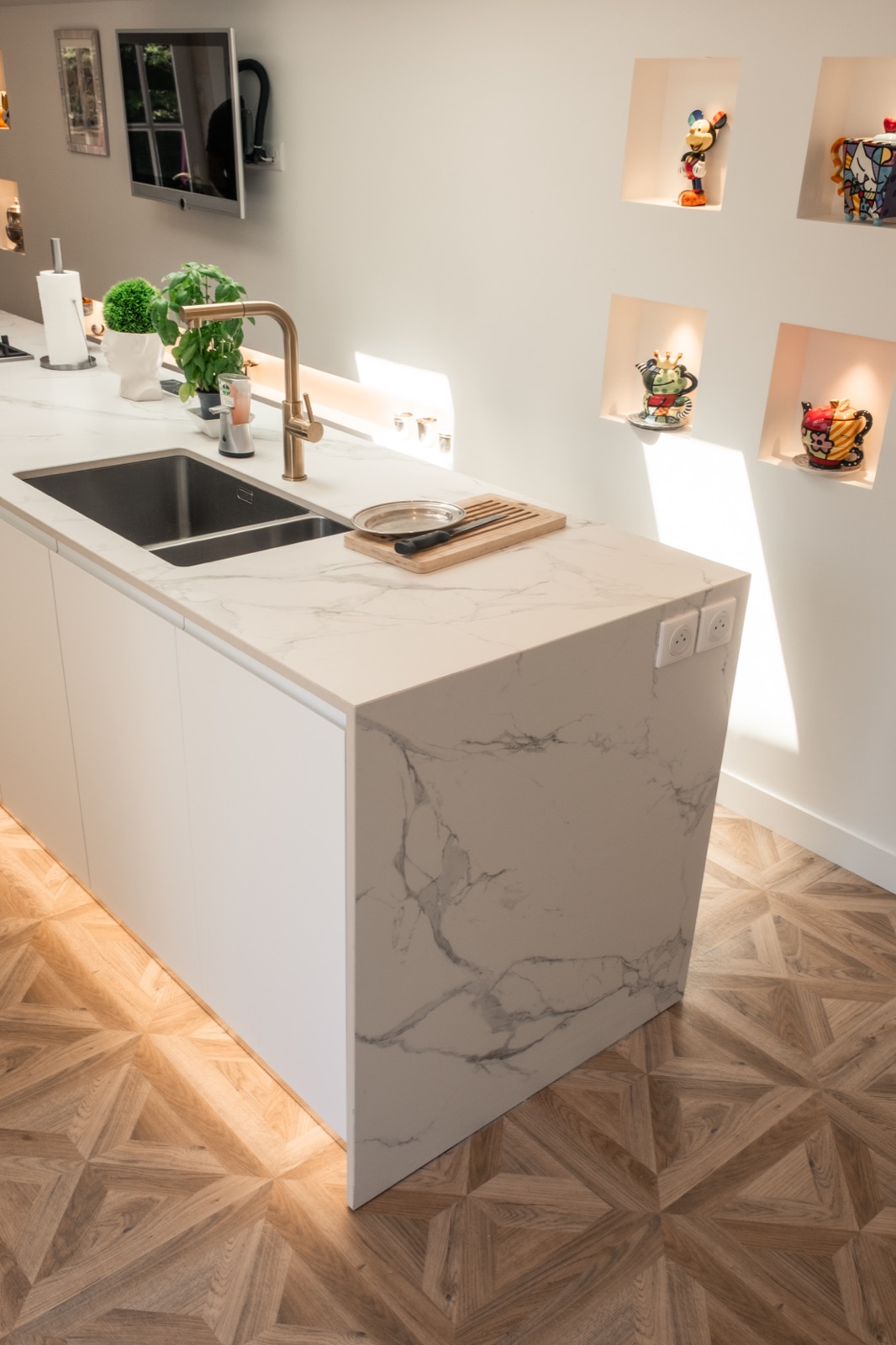 Détail de l'îlot cuisine et du sol PVC géométrique tout autour