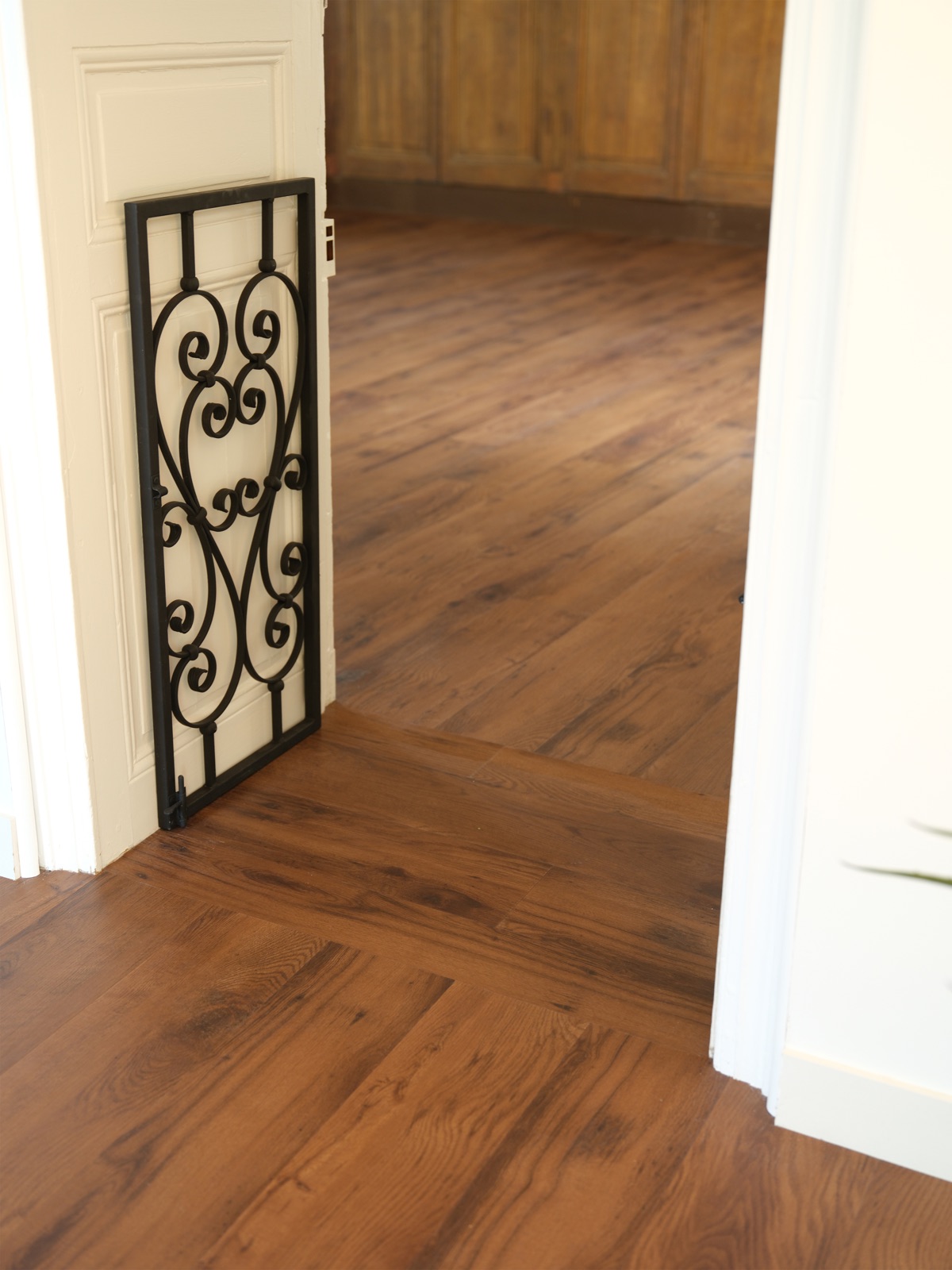 Passage entre deux pièces, calepinage du parquet ajusté à un mur non d'équerre