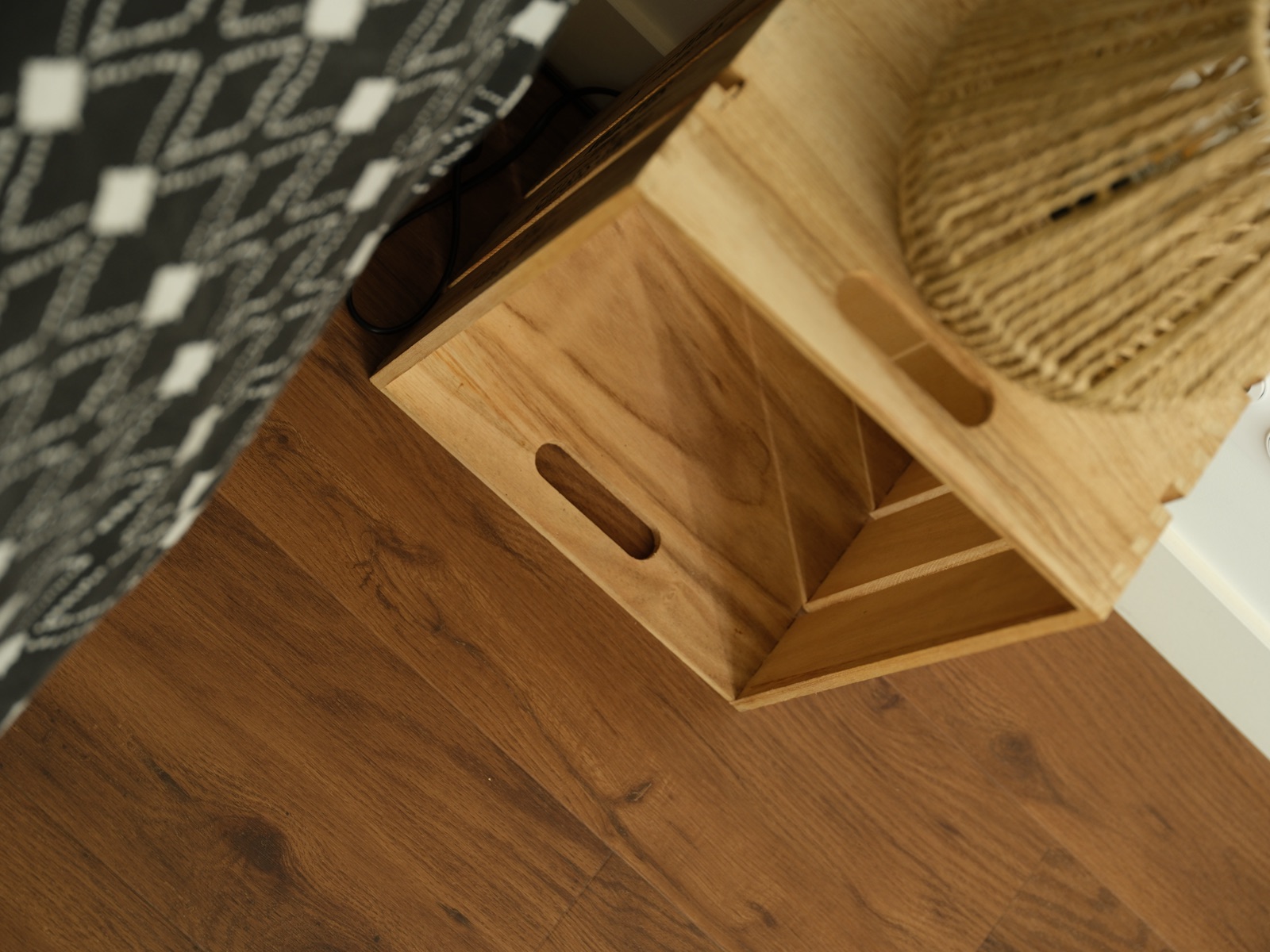 Couloir entre les pièces, parquet vinyle posé en lames continues