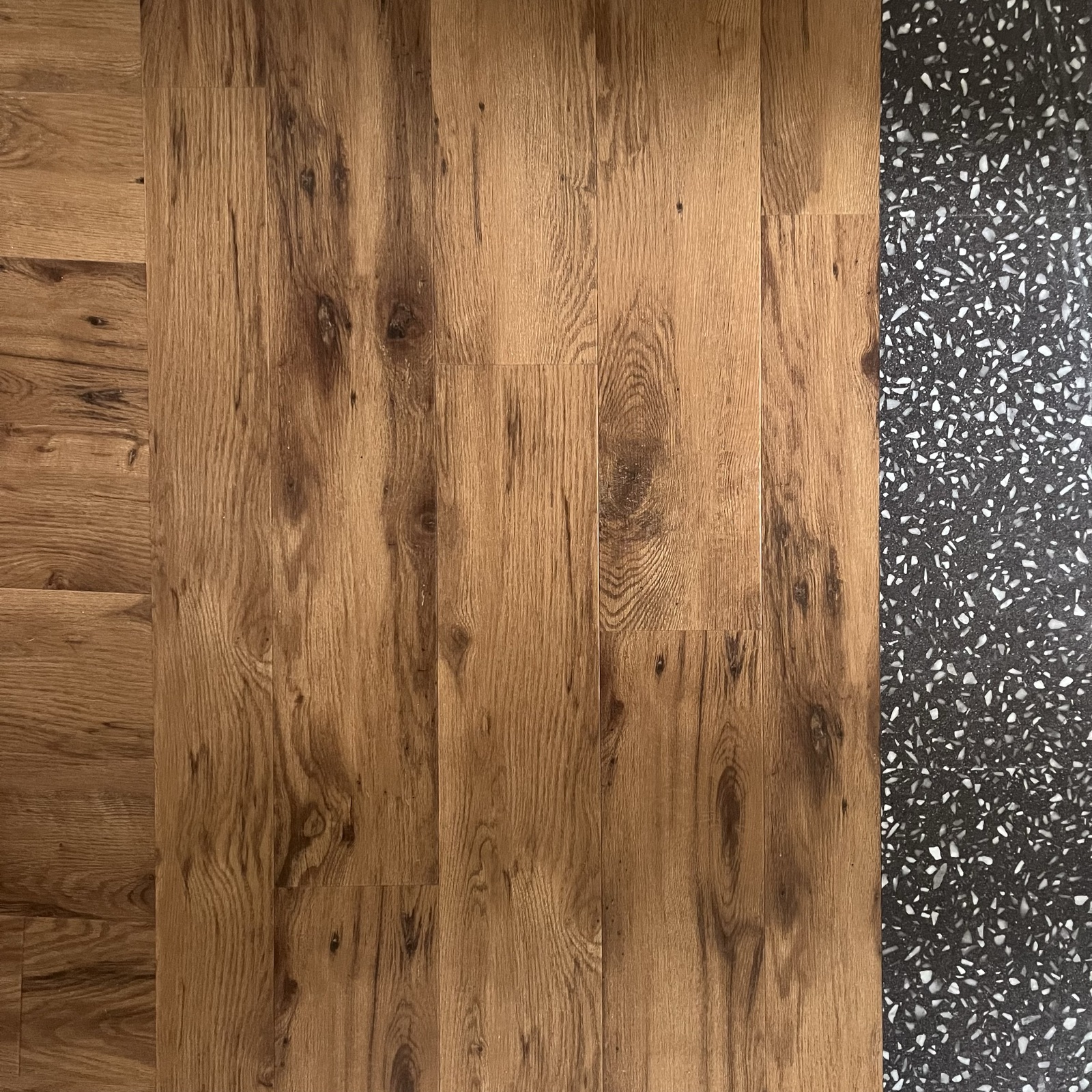 Plongée sur la zone terrazzo et la transition vers le parquet vinyle