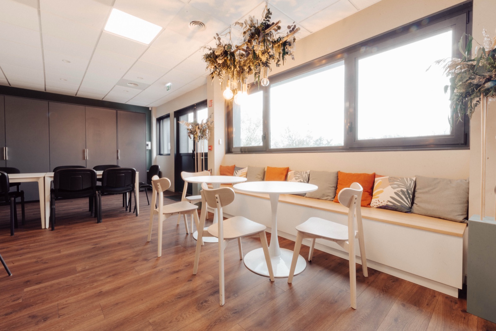 Espace pause et cafétéria, lames PVC chêne posées en parquet pour adoucir l'ambiance