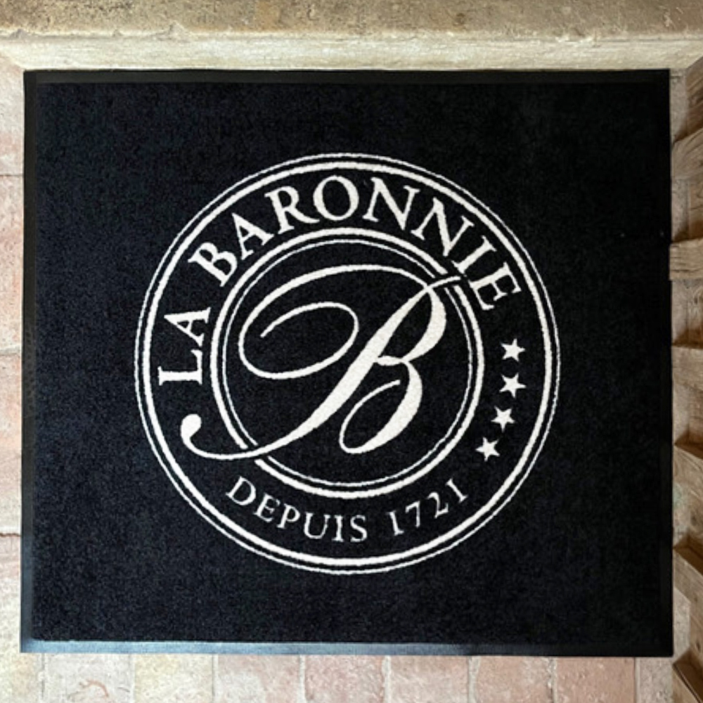 Tapis de propreté logoté à l'effigie de l’Hôtel La Baronnie à La Rochelle.